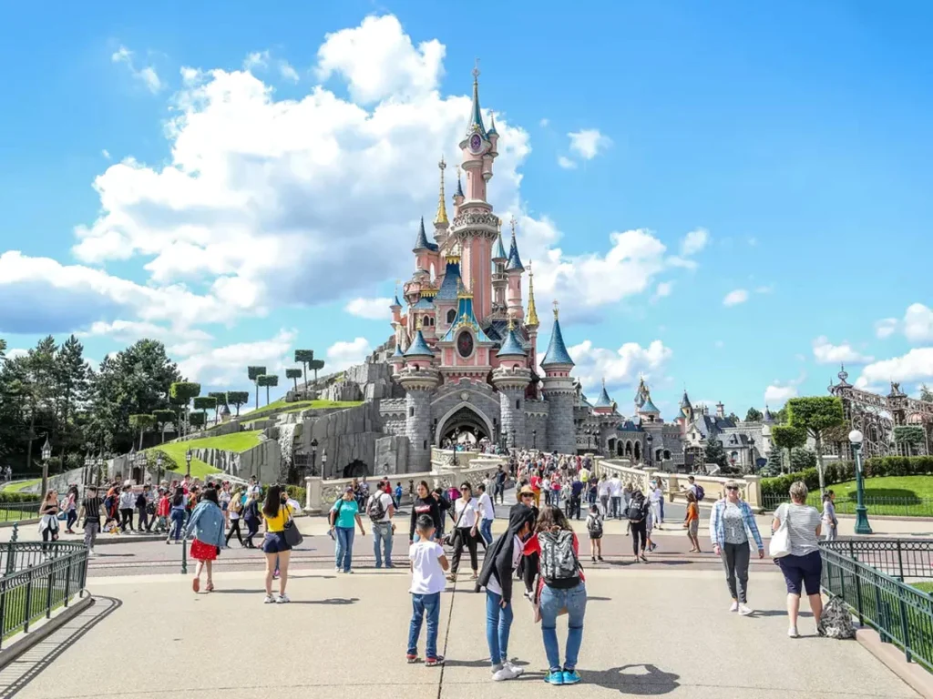Château de Disneyland Paris avec visiteurs sur Main Street
