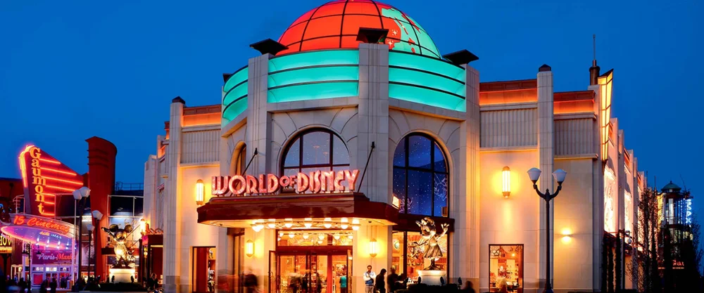 Photo de l'entrée emblématique du Parc Walt Disney Studios à Marne-la-Vallée, Disneyland Paris.