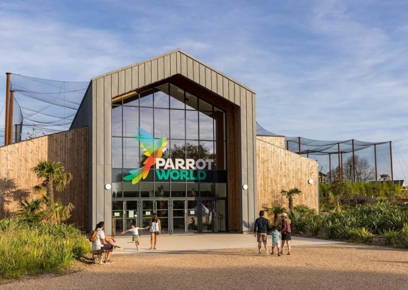 facade parc parrot world proche disneyland paris