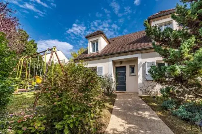 Maison familiale avec façade traditionnelle et jardin à Bussy-Saint-Georges, proche du RER Disneyland Paris