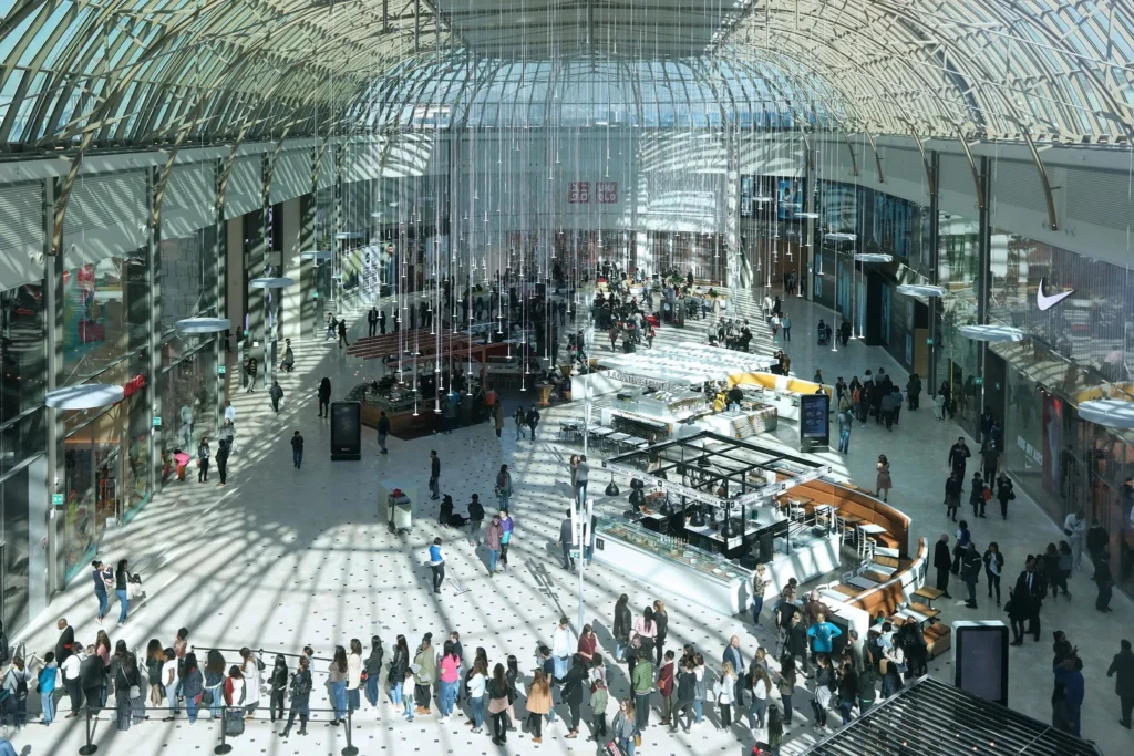 Galerie intérieure du centre commercial Val d’Europe avec verrière et boutiques familiales.