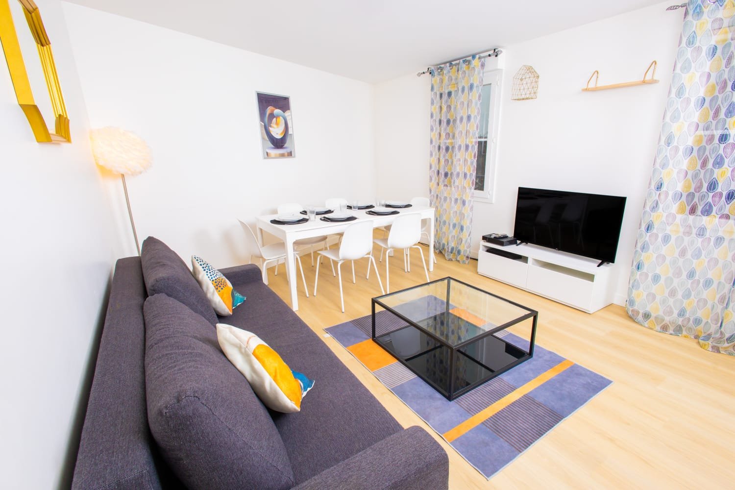 Salon de l'appartement Angelus avec canapé et table pour 6 personnes près de Disneyland Paris