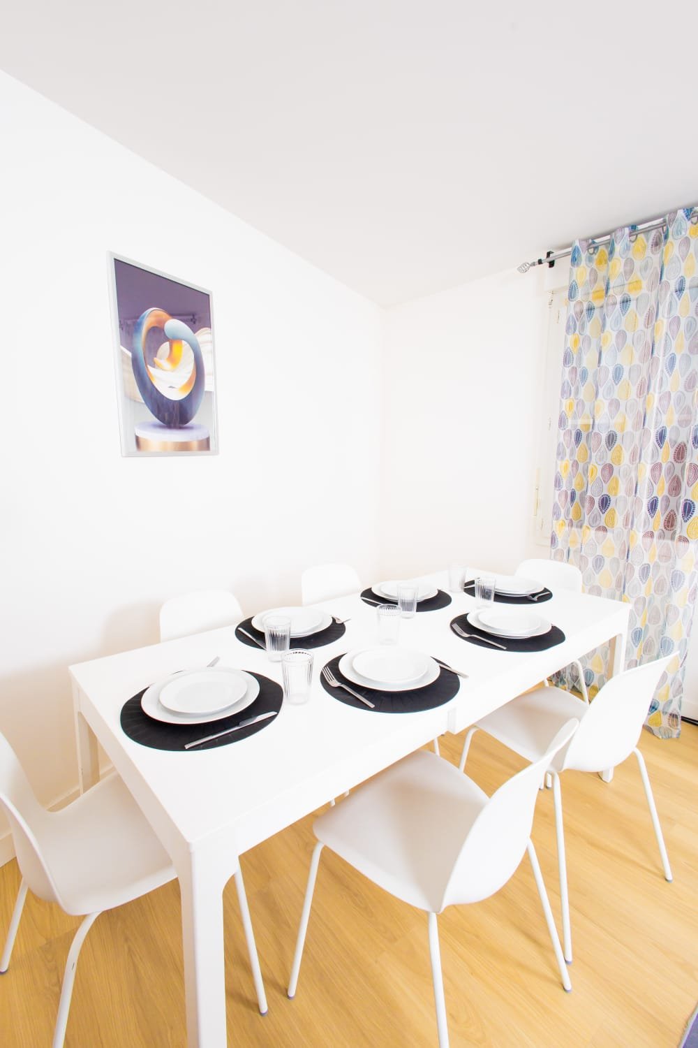 Salle à manger 6 couverts de l'appartement Angelus près de Disney