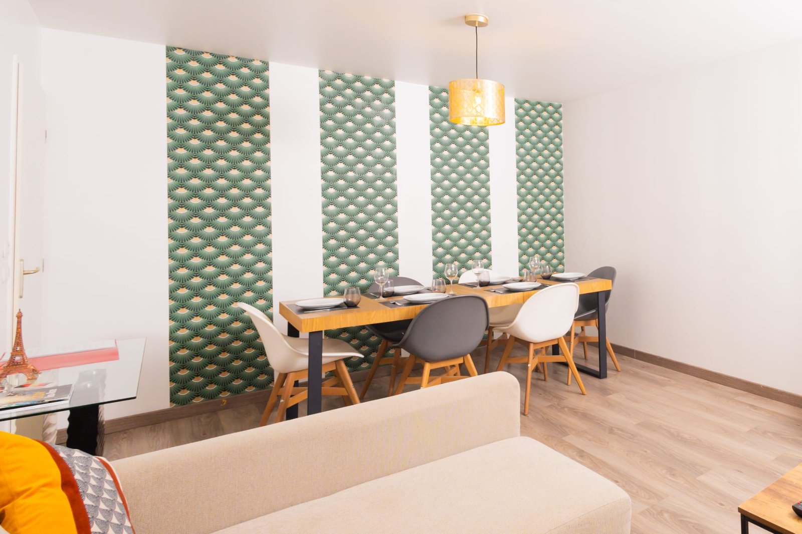 Salon de l'appartement Mallard avec table pour 6 personnes près de Disneyland Paris